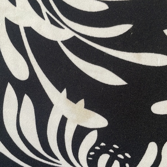 ⭐️(M) Suzy shier| black and white floral print flowy skirt - Picture 3 of 3